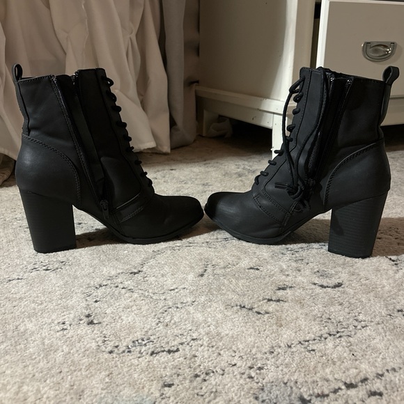 Black zip up boots with heel🖤 - Picture 5 of 5